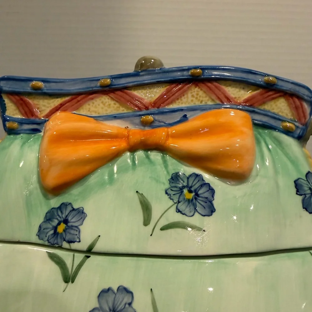 Vintage ceramic cookie jar with lift off lid